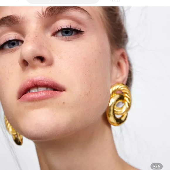 Jewelry - Gold tone knot earrings